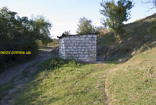 Павильон колодца на околице Партизанского